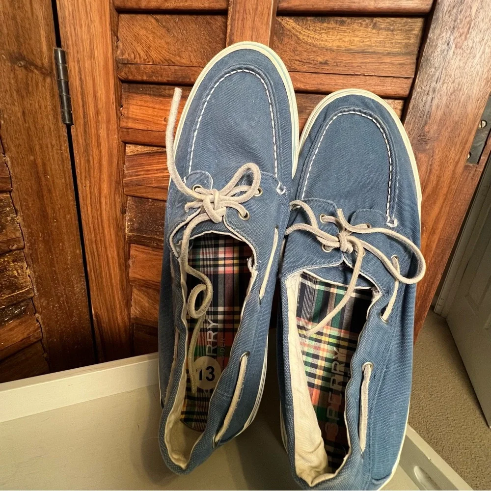 Sperry Men's Blue Canvas Boat Shoes. Perfect for summer. Casual and comfortable.